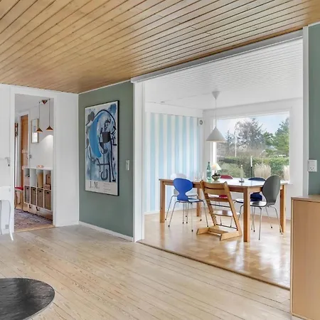 2 Bedroom Amazing In Tisvildeleje